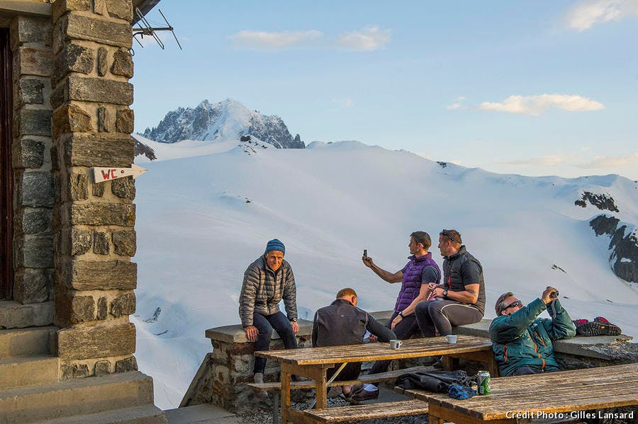 Des randonneurs au vieux refuge Albert 1er