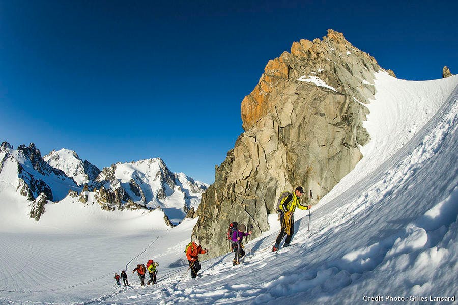 Les pentes enneigées menant à l'aiguille du Chardonnet