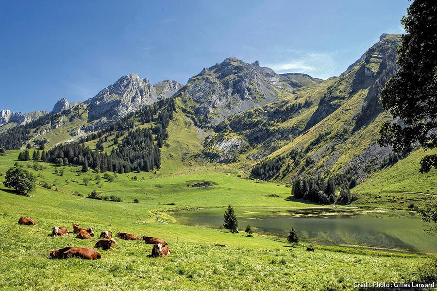 Au pied des combes des Aravis, le lac glaciaire des Confins.
