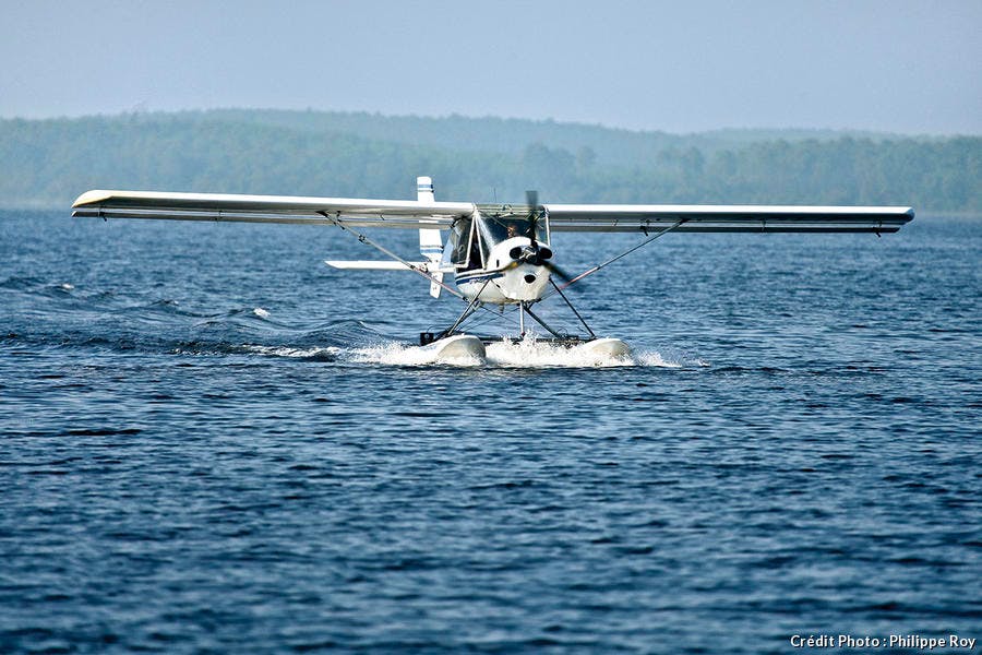 Atterrissage d'un hydravion sur le lac de Biscarrosse