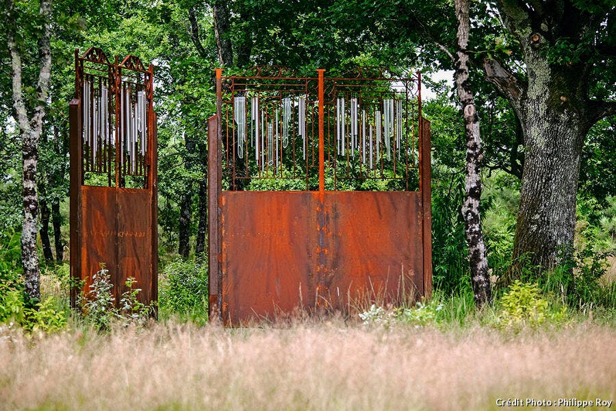 Portail-sculpture en fer forgé dans la forêt entre La Teste et Mont-de-Marsan