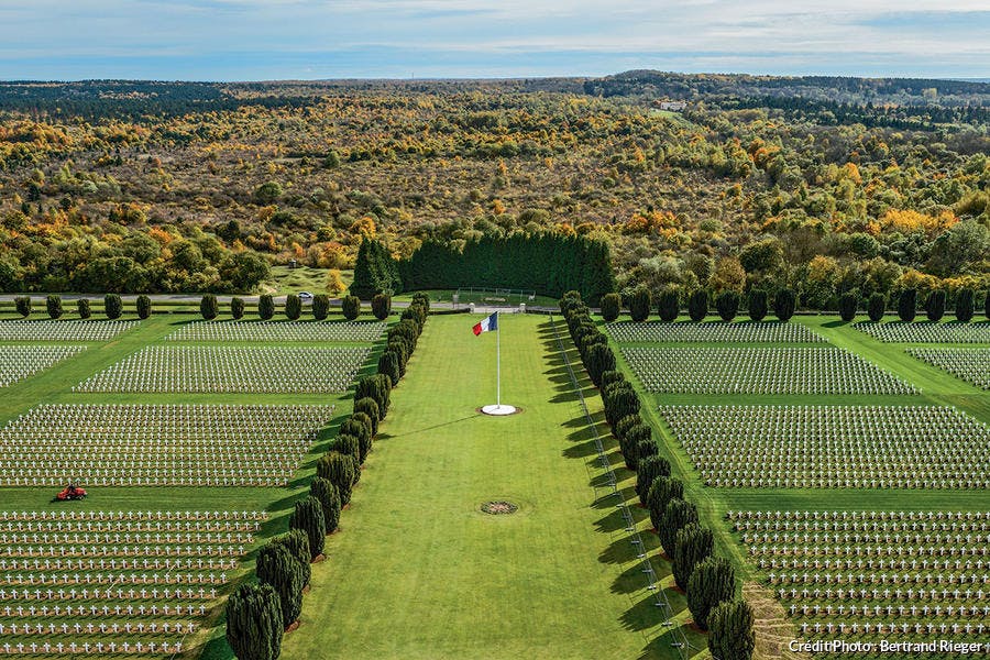La nécropole nationale devant l'ossuaire de Douamont.