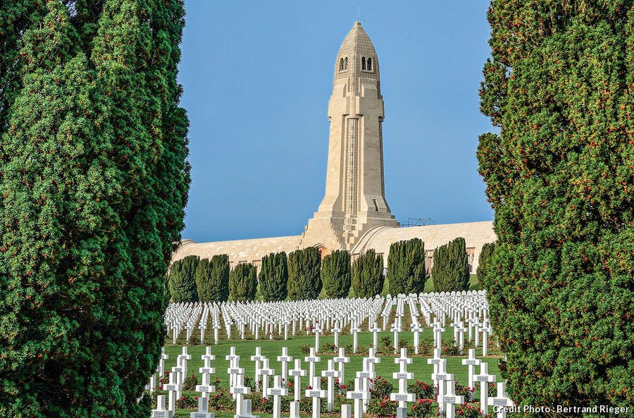La tour des Morts au centre de l'ossuaire de Douaumont.