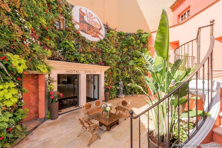 Entrée principale de l'hôtel Byblos, à Saint-Tropez