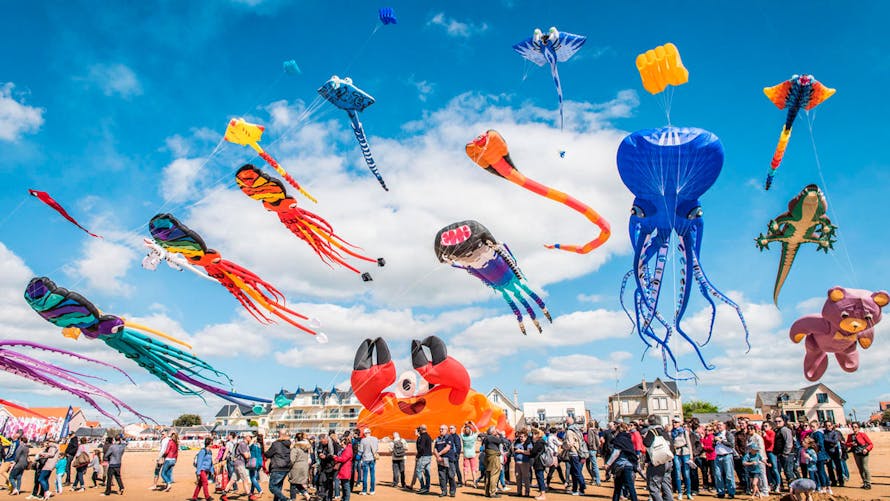 Festival international du cerf-volant et du vent, sur la grande plage de Châtelaillon, en Charente-Maritime