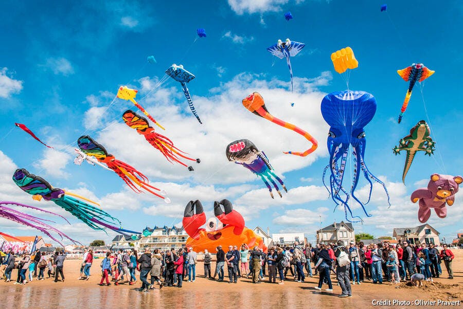 Festival international du cerf-volant et du vent, sur la grande plage de Châtelaillon, en Charente-Maritime