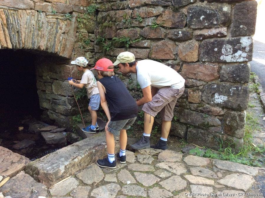 Des enfants en pleine chasse aux trésors