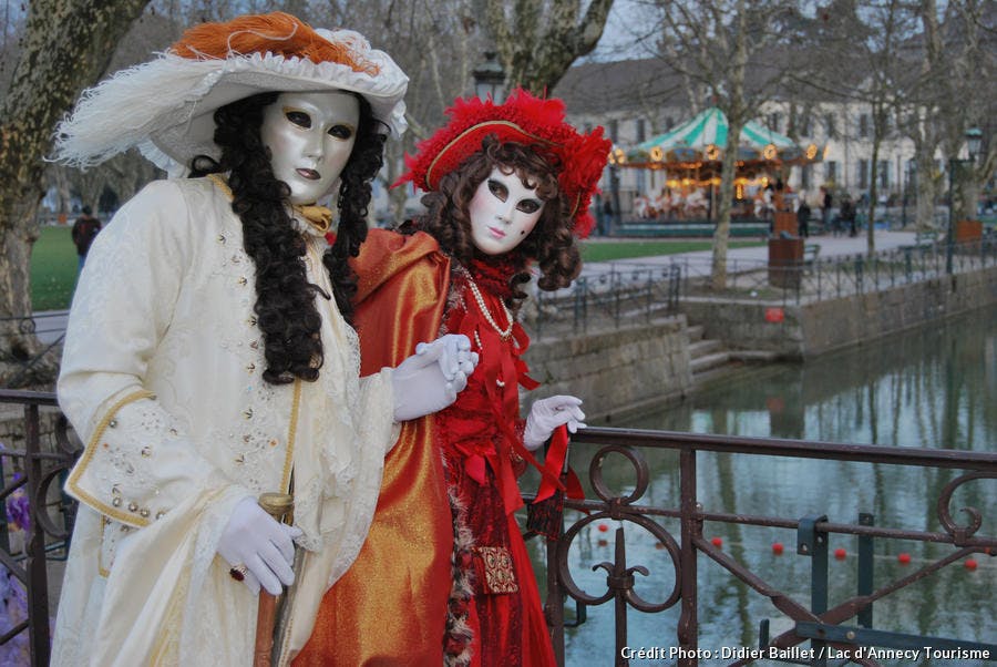 Ambiance mystérieuse le long des canaux d'Annecy