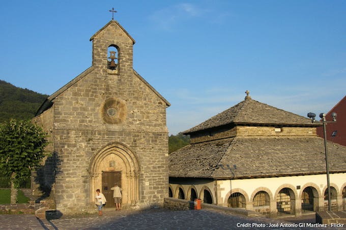 La chapelle Santiago et la chapelle Sancti Spiritus à Roncevaux. 