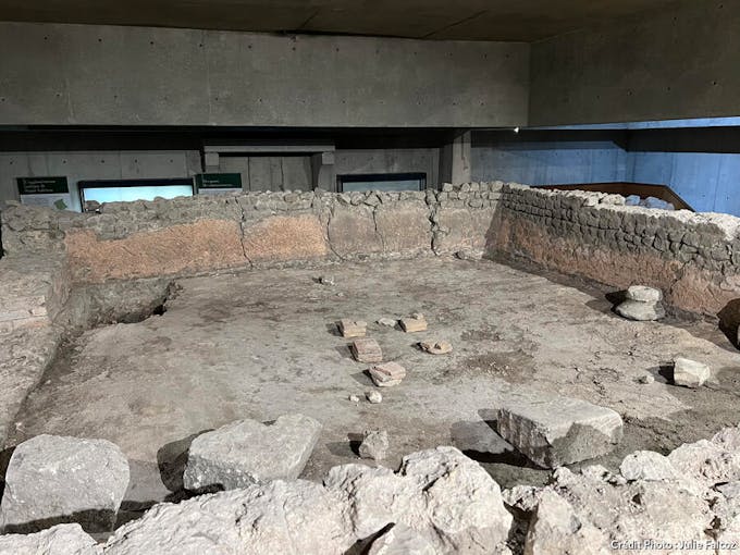Les vestiges d'un édifice gallo-romain dans le Musée de Sens