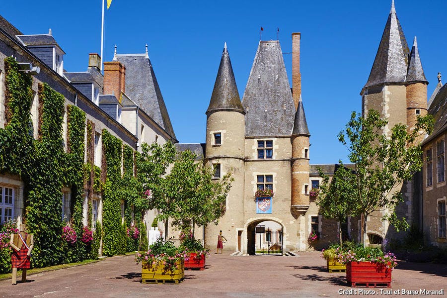 Château des Stuarts et hôtel de ville d'Aubigny-sur-Nère, sur la route Jacques Coeur, dans le Berry