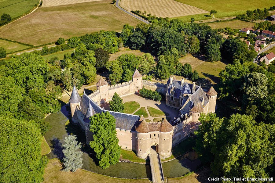 Le château d'Ainay-le-Vieil, dans le Berry, sur la route Jacques Coeur