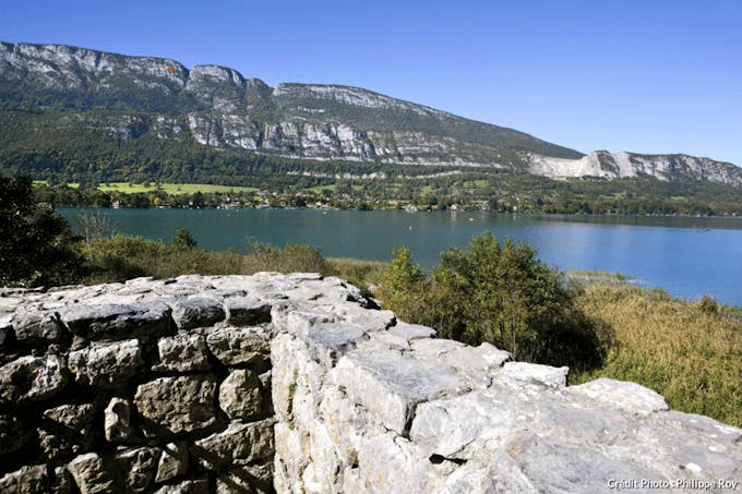 Vestige de la tour de Beauvivier dans la réserve naturelle du Bout du Lac, lac d'Annecy (Haute-Savoie)