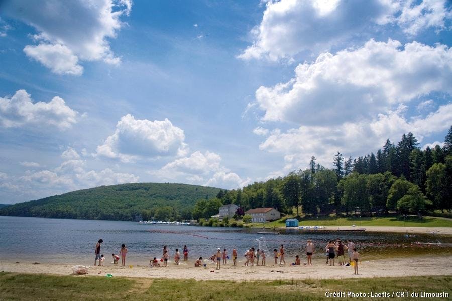Des gens jouent sur les plages du lac de Vassivière