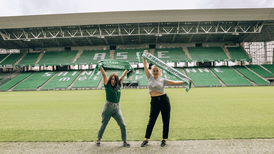 Le stade de football de Saint-Etienne et les supportrices des Verts