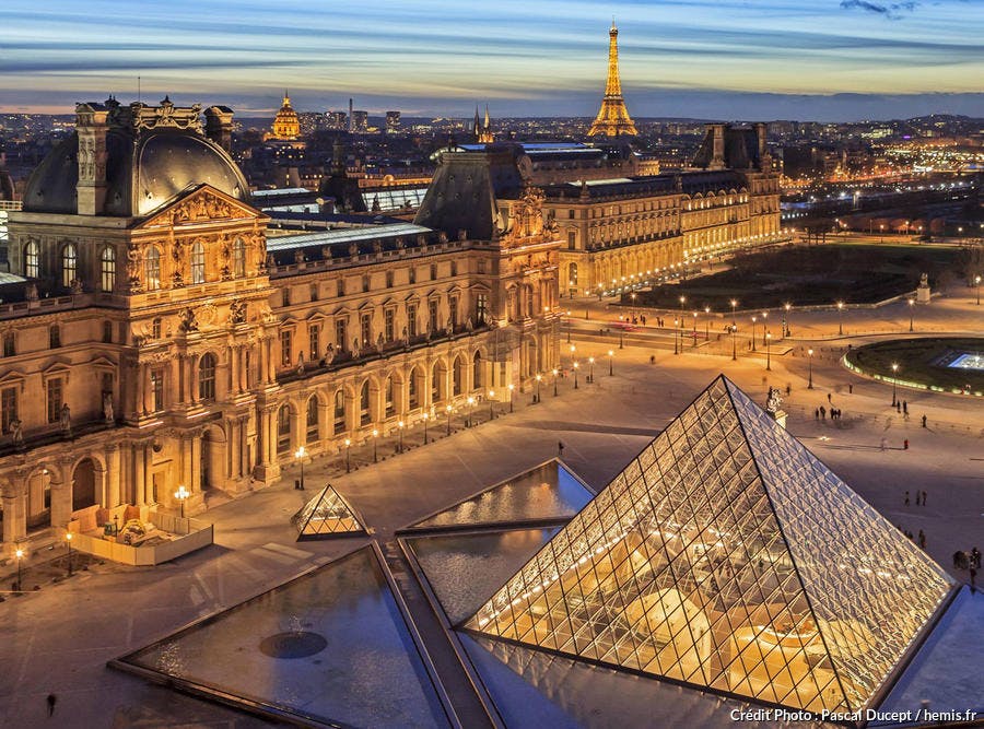 Le palais du Louvre de nuit, Paris