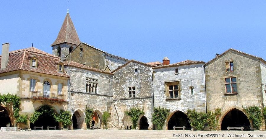 monpazier-place-des-cornieres-et-eglise-saint-dominique.jpg