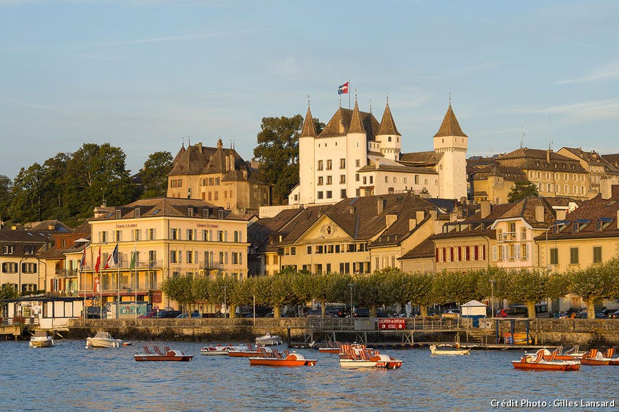 Le château de Nyon depuis le lac Léman