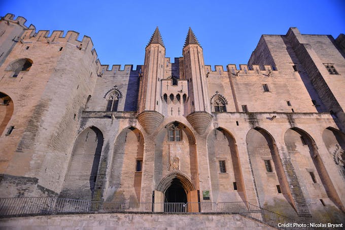 Le palais des Pâpes dans la ville d'Avignon