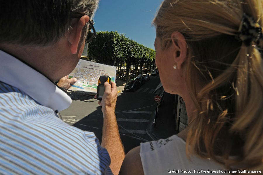 Des touristes visitent Pau équipés d'un GPS