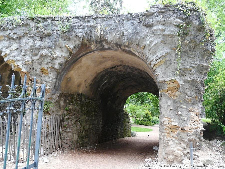 perigueux-ruines-amphitheatre-jardin-des-arenes.jpg