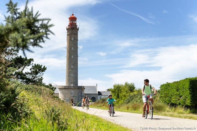 Balade à vélo en famille au phare de Goulphar, Belle-Ile-en-Mer, Bretagne
