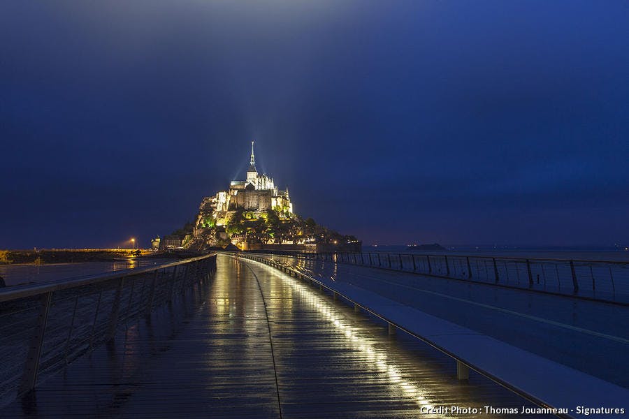 Le Mont-Saint-Michel et sa nouvelle passerelle de nuit. 