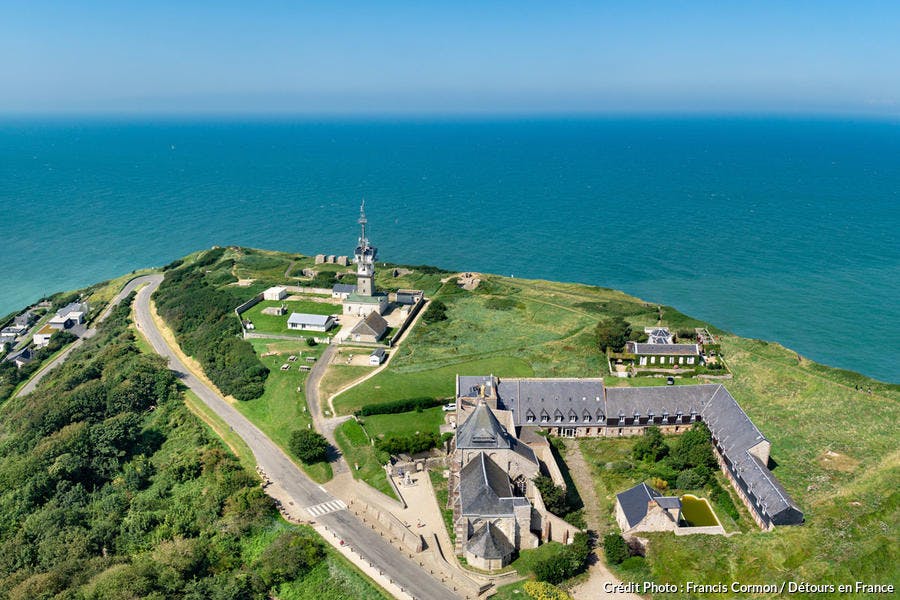 Fécamp, le Cap Fagnet, la chapelle Notre-Dame du Salut et le sémaphore (vue aérienne)