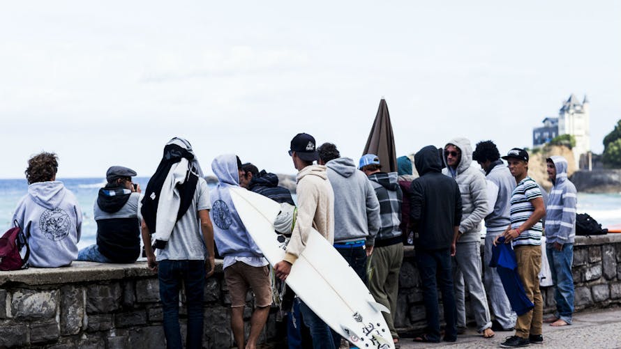 surfers sur la Côte des Basques