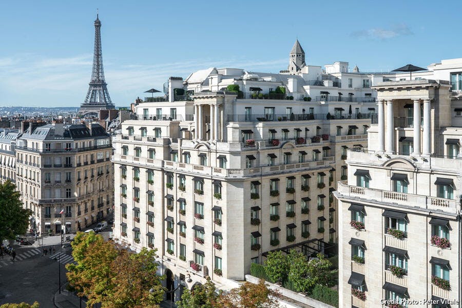 Façade de l'hôtel George V, à Paris
