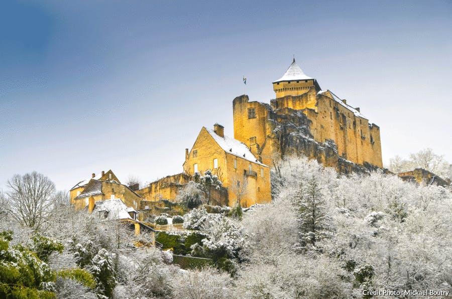 Le château de Castelnaud sous la neige (Périgord)