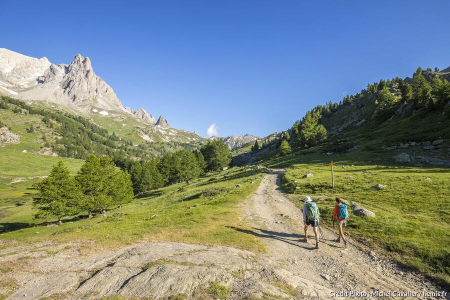 Randonneurs sur le tour du mont Thabor, dans la vallée de la Clarée (Hautes-Alpes)
