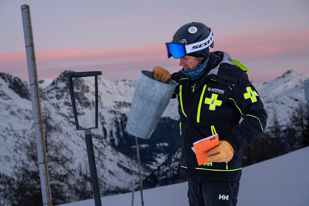 Chamonix, domaine des Grands Montets, le directeur des pistes Christophe Boloyan relève les infos de la station météo à l'aube avant l'ouverture des pistes