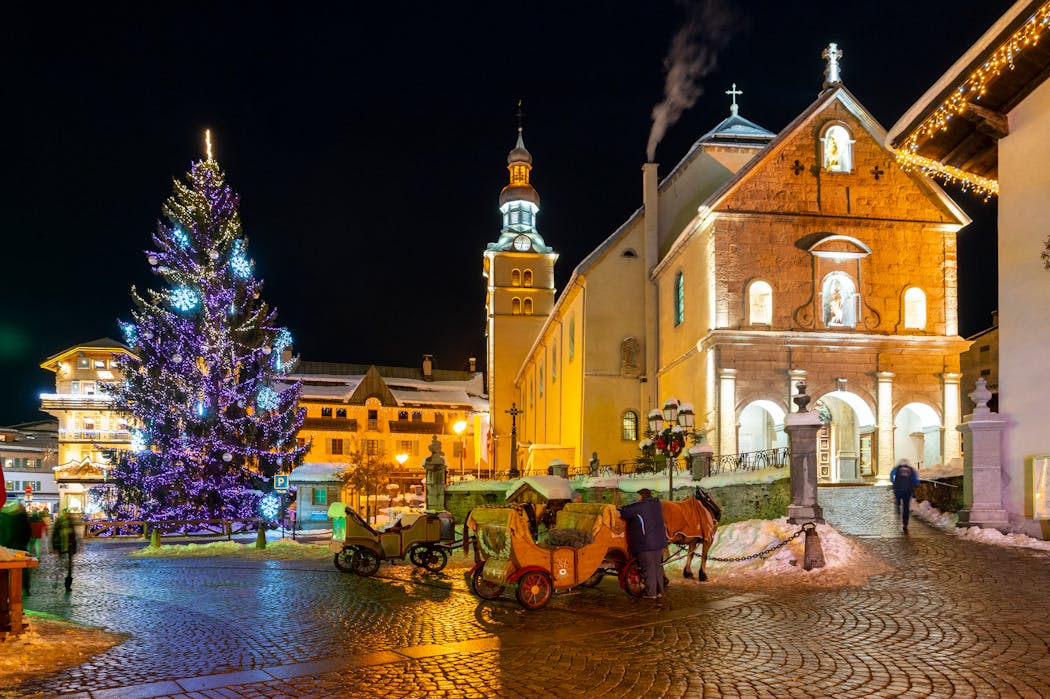 Megève de nuit, place de l'église et station des calèches