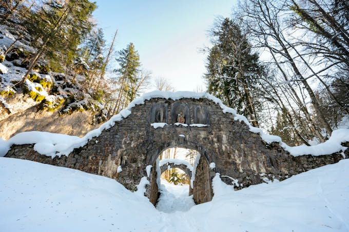 Ruines de la porte d'Age du Carmel du Reposoir, dans la vallée du Foron
