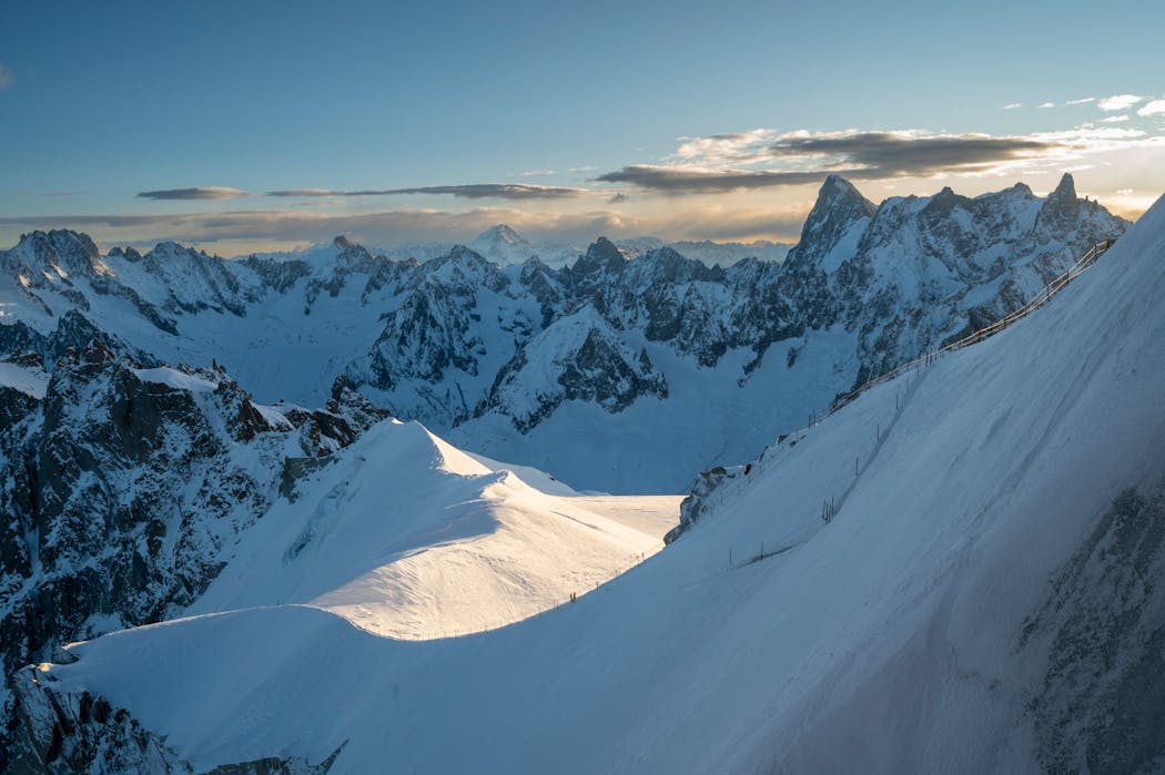 Depuis l'aiguille du Midi, vue matinale sur l'arête de la vallée Blanche et les grandes Jorasses