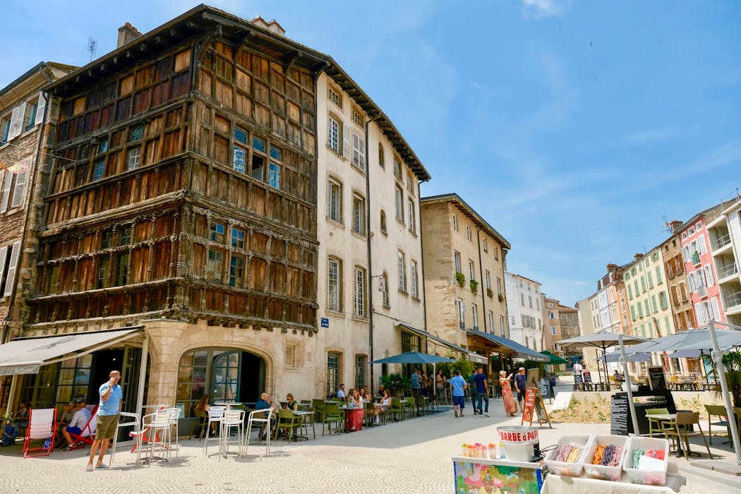 France, Saône-et-Loire (71), Mâcon, Place aux Herbes, terrasse de café en centre-ville et la Maison de Bois construite entre 1490 et 1510