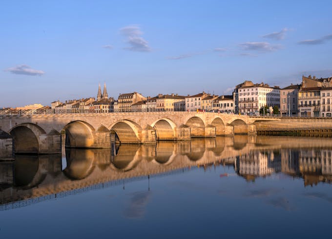 Pont Saint-Laurent, construit à l'origine au XIe siècle, de l'autre côté de la Saône, à Macon, Saône-et-Loire.