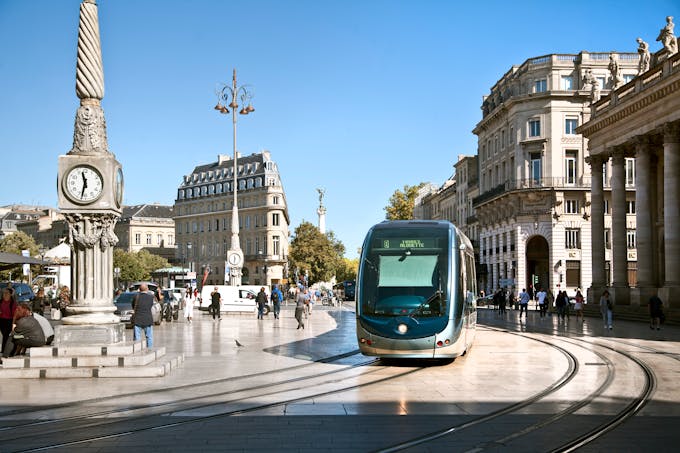 Tramway dans le quartier des Grands Hommes, face à la place de la Comédie, à Bordeaux