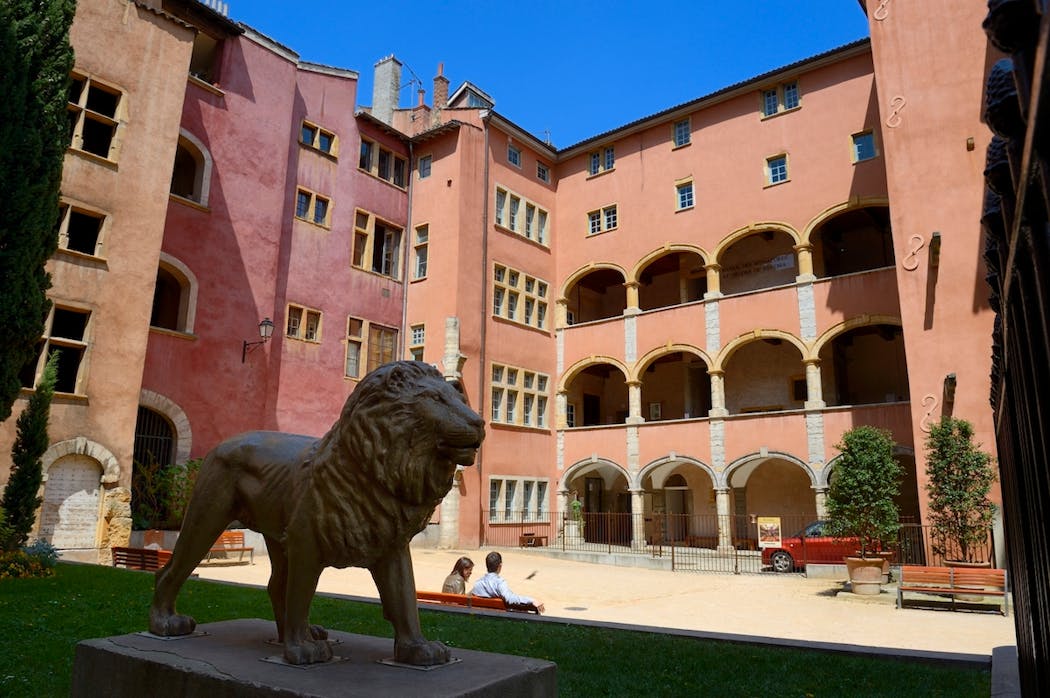 La place de la Basoche abrite un petit jardin dans lequel on peut voir un lion sculpté et la maison des Avocats.