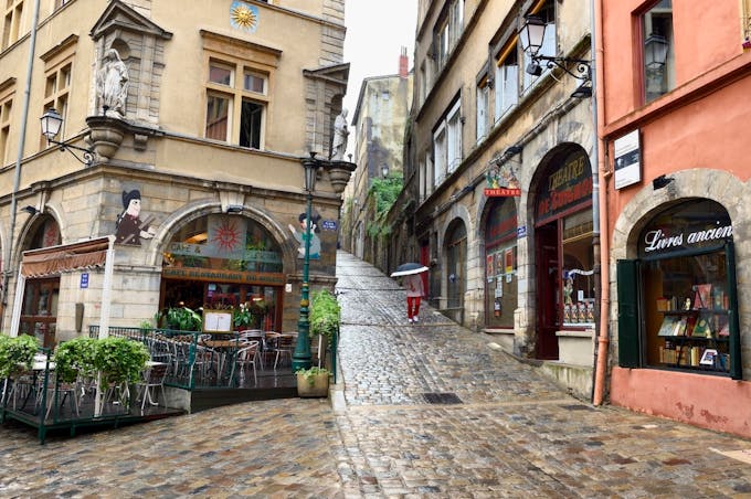 La montée du Gourguillon fait partie du Vieux Lyon, quartier Saint-Georges.