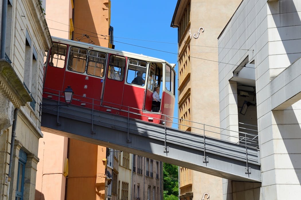 Le funiculaire de Fourvière, mis en service en 1900, à la station du Vieux Lyon.