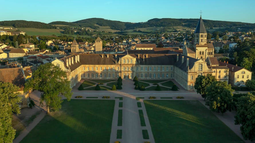 Vue aérienne de l'abbaye de Cluny