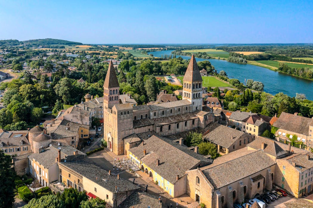 Vue aérienne de l'abbaye Saint-Philibert de Tournus