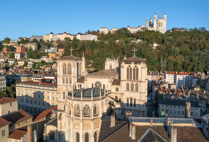 La cathédrale Saint-Jean avec en arrière-plan, surplombant la ville, la basilique Notre-Dame de Fourvière.