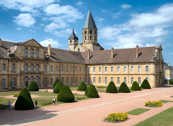 L'abbaye de Cluny accueille le centre régional des Arts et Métiers ParisTech.