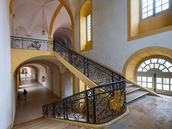 L'escalier dans les galeries du cloître de l’abbaye de Cluny.