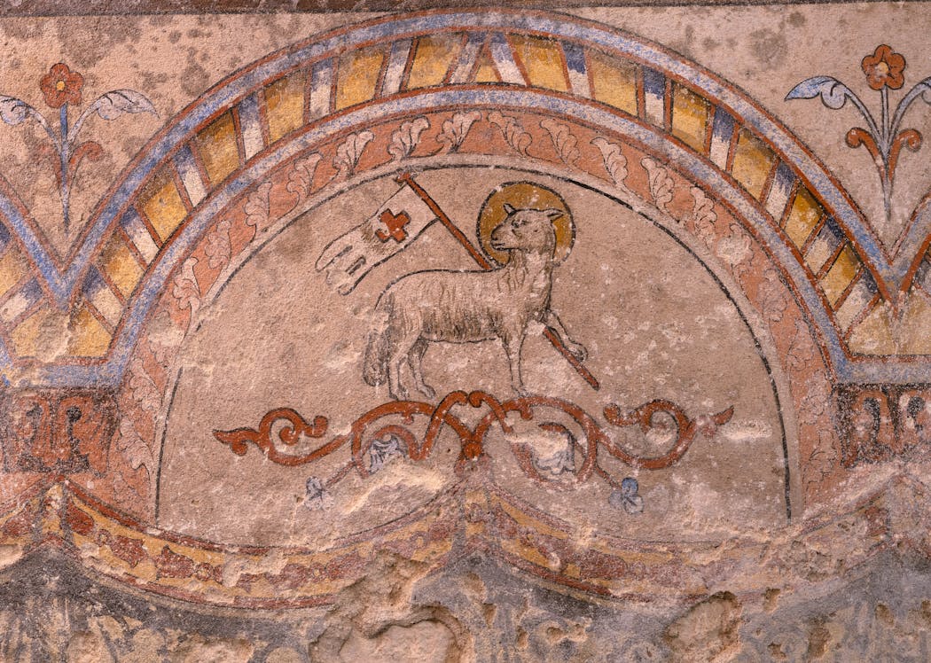 L'agneau de Dieu sur la fresque de la chapelle de la crypte de l'abbaye Saint-Philibert de Tournus