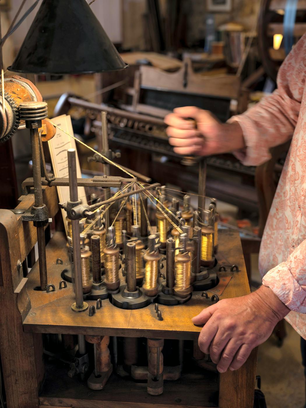 Ludovic De La Calle utilise un tresseur de 1850 pour fabriquer tresses et rubans.