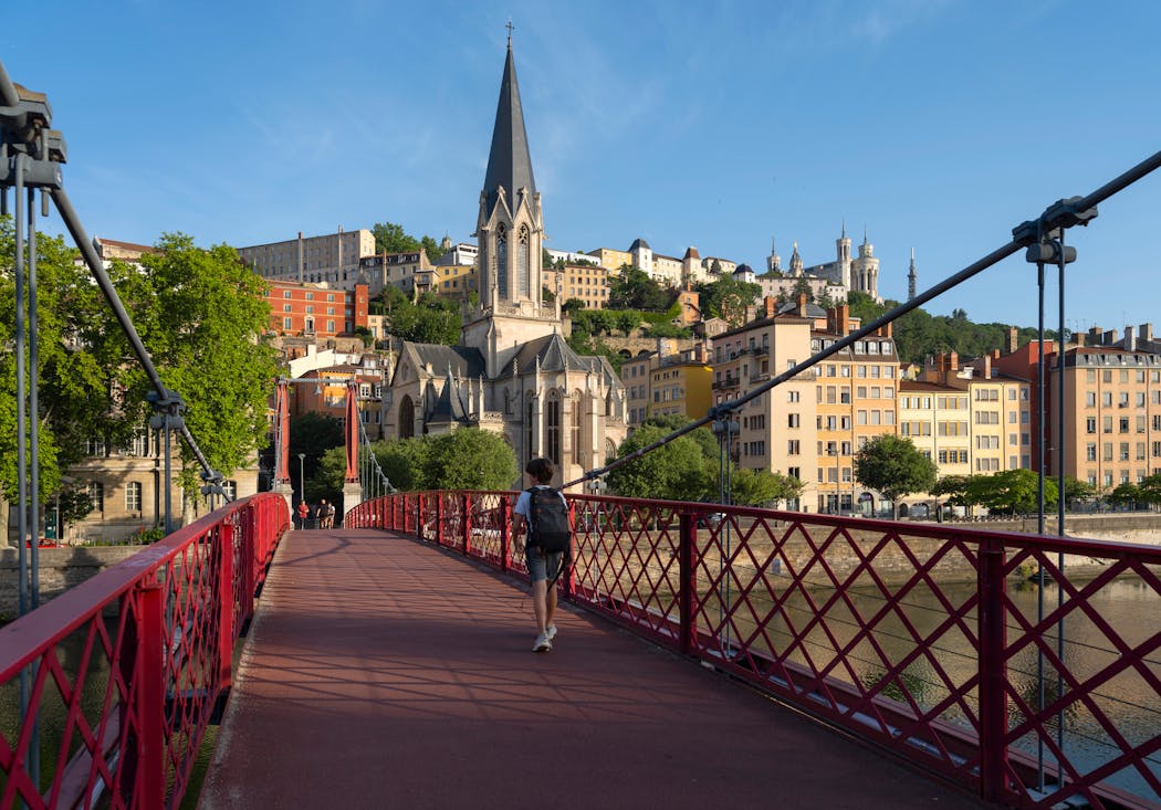 Lyon, et en particulier le quartier Saint-Georges, est un haut lieu de la soie depuis 1536, grâce à un privilège accordé à François Ier à la ville.